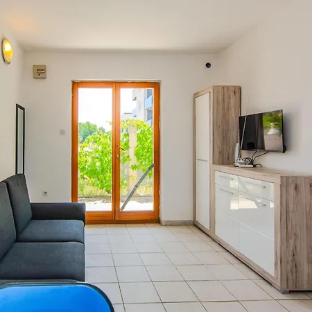 1 Bedroom Beautiful In Apartman Nin
